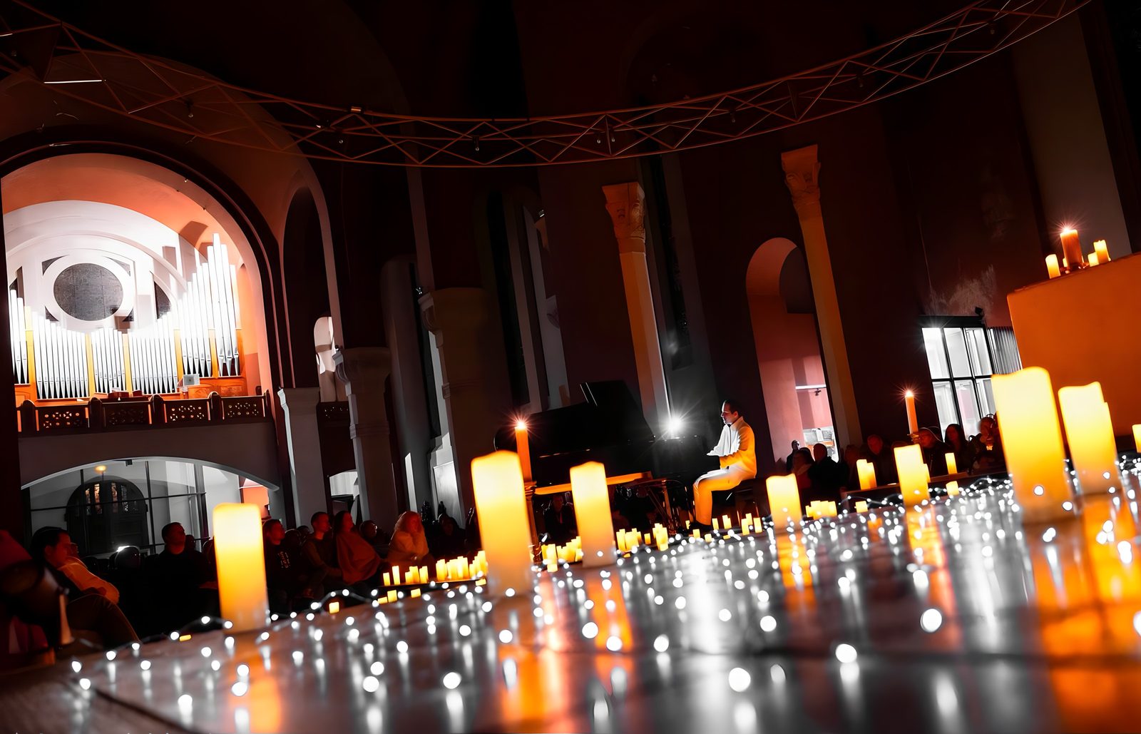 Un lieu rare illuminé par des centaines de bougies